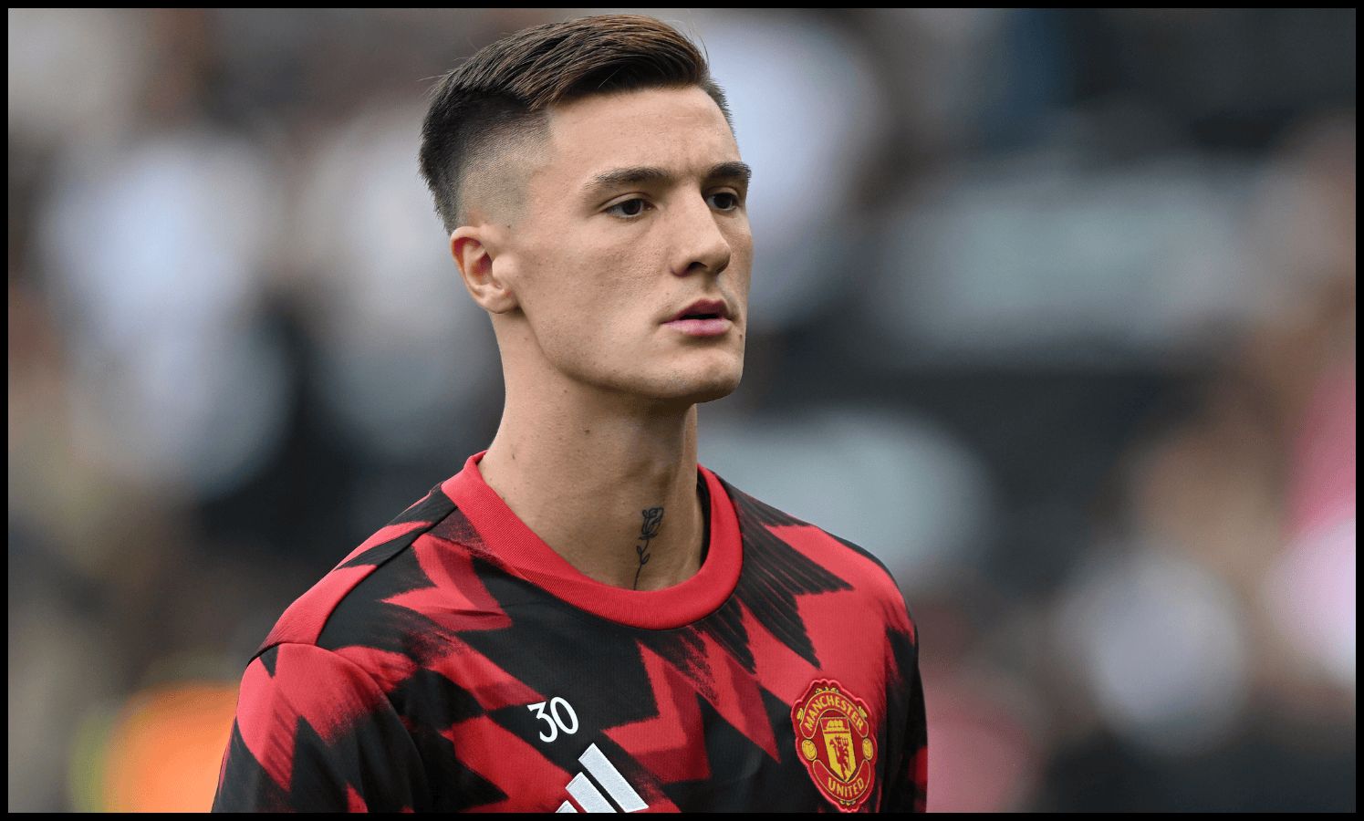 Benjamin Sesko se aquece para o Man United no Craven Cottage.