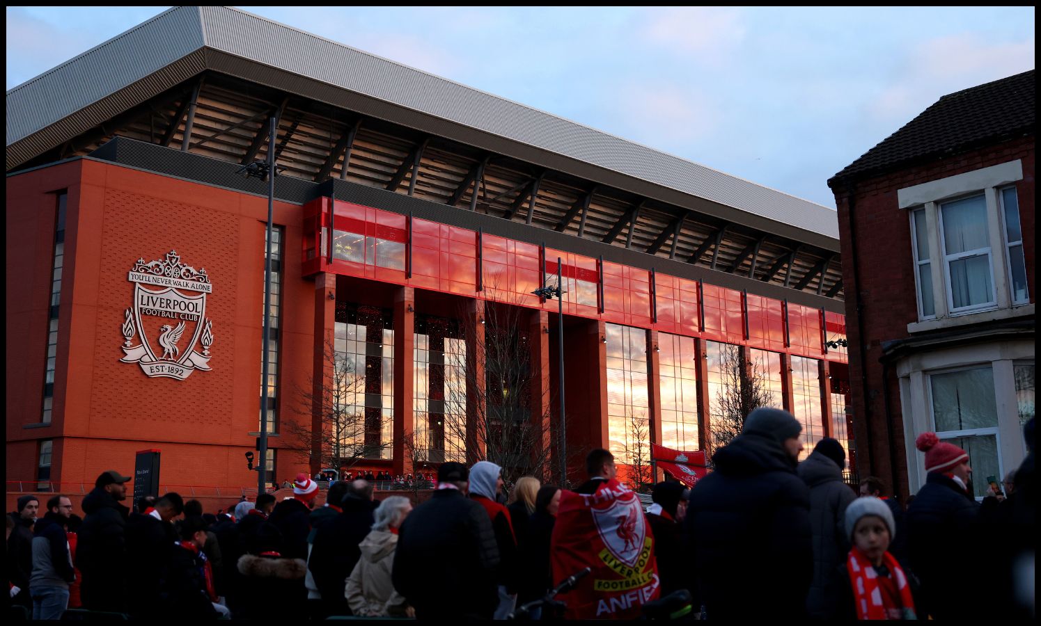 Uma cena típica fora do estádio Anfield do Liverpool em dia de jogo.
