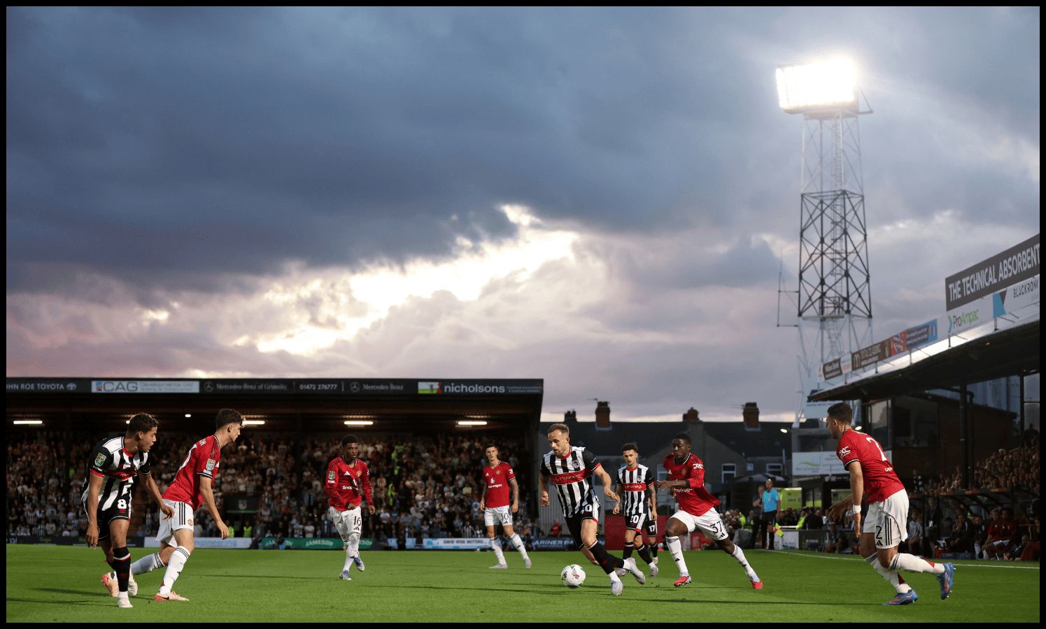 Jogadores do Man United e Grimsby em Blundell Park.