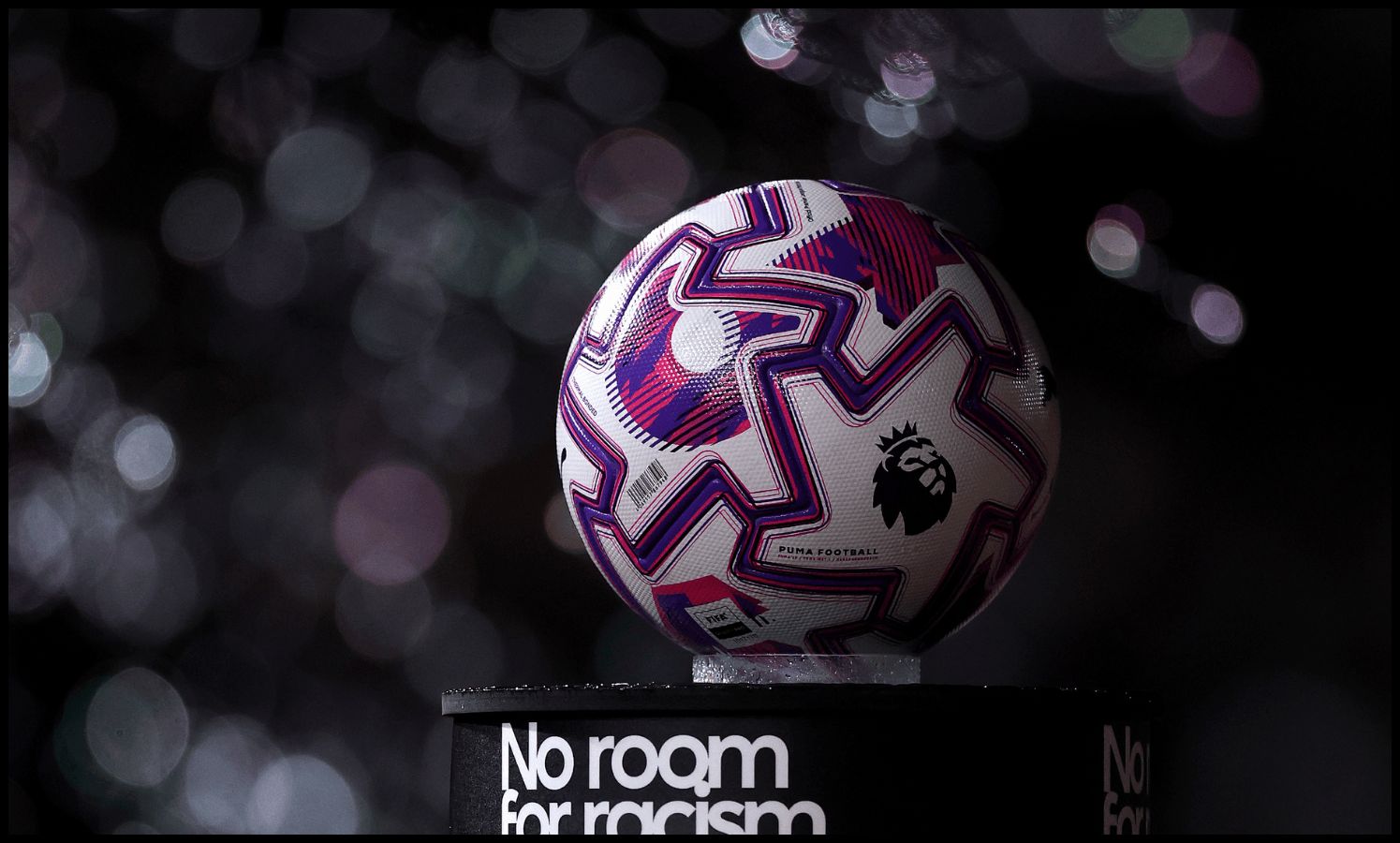 Un balón de partido de la Premier League encima de una tribuna que decía 