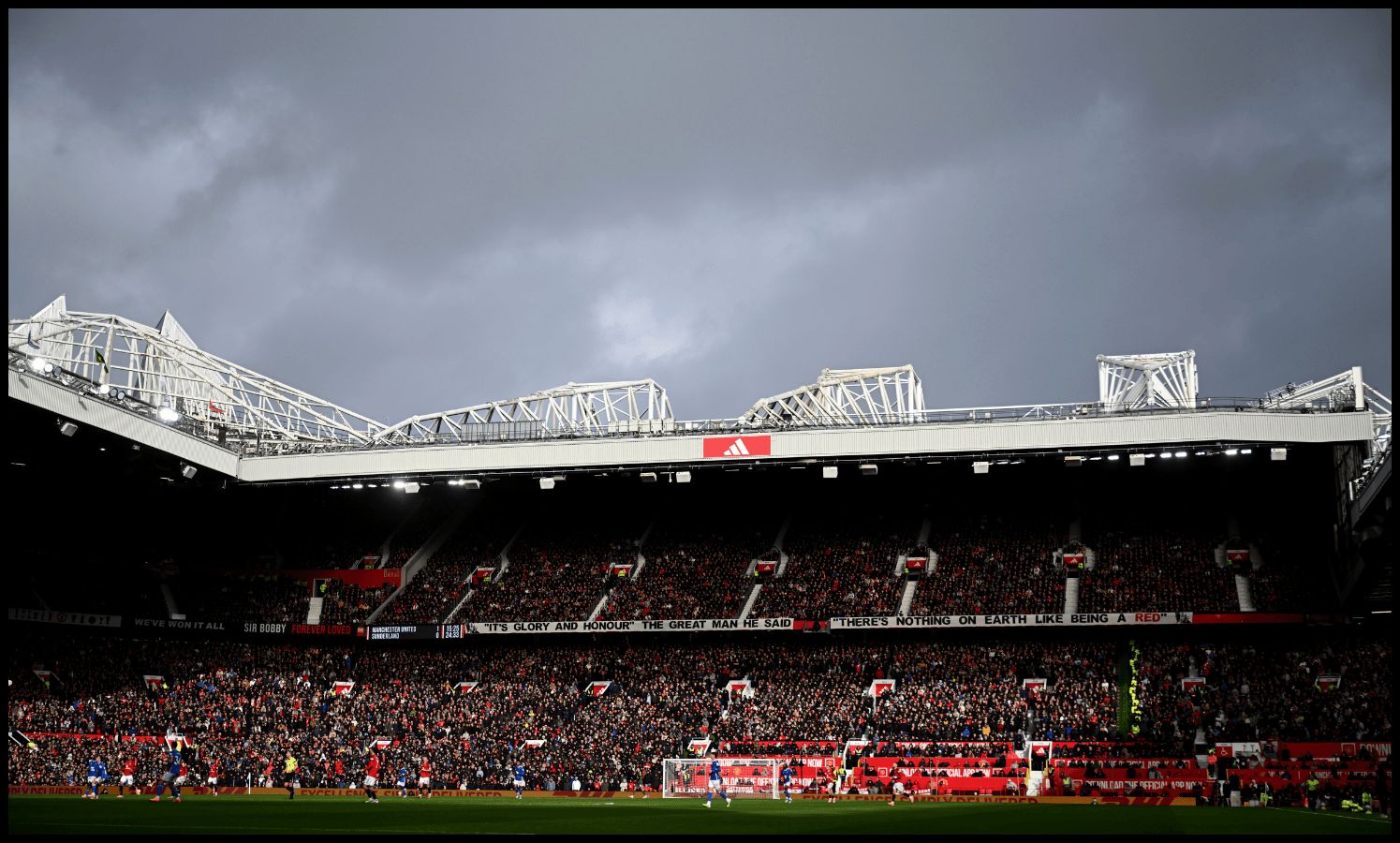 Uma visão geral dos jogadores do Man United e do Sunderland em ação em Old Trafford.