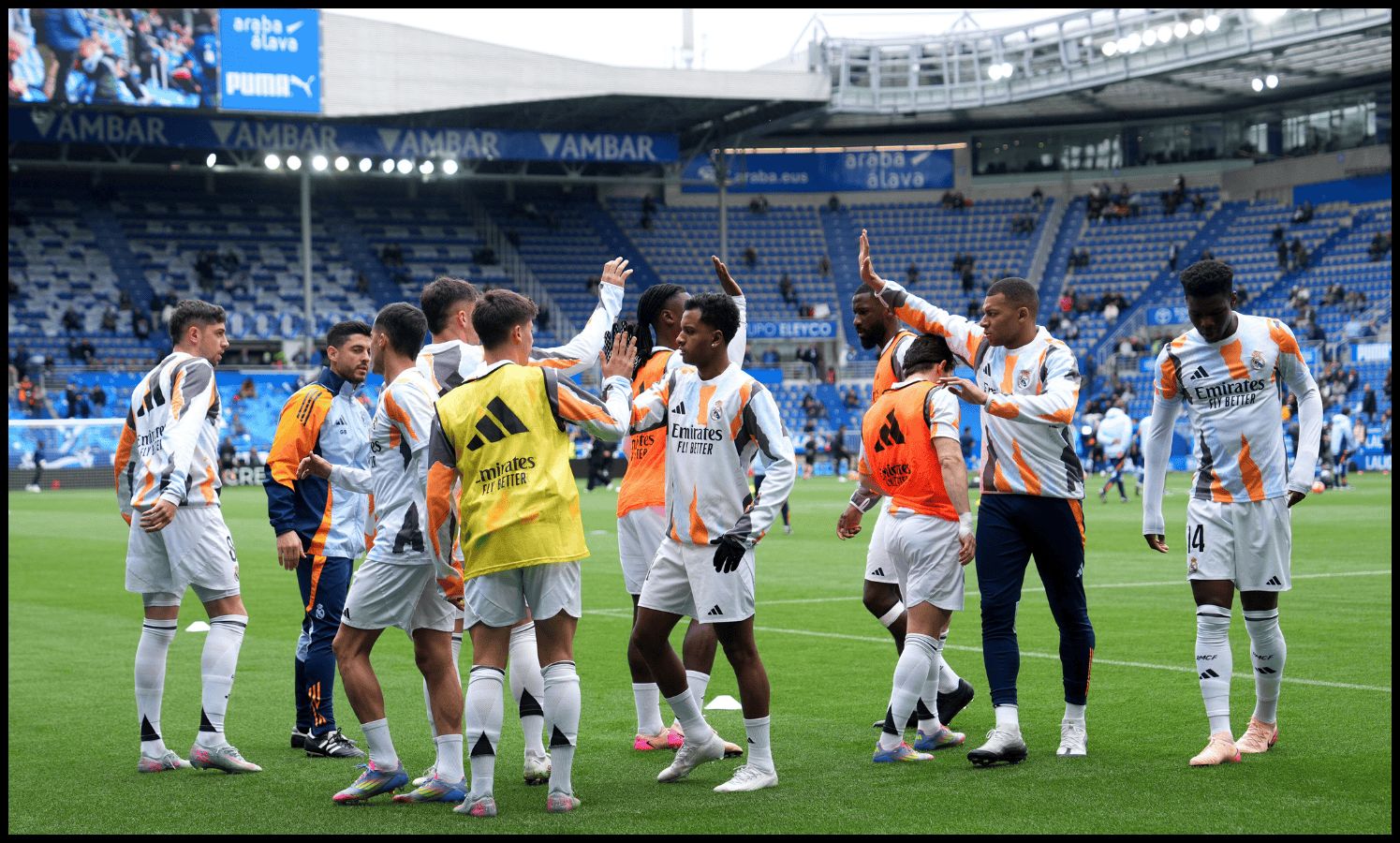 Los jugadores del Real Madrid calientan antes del saque inicial.