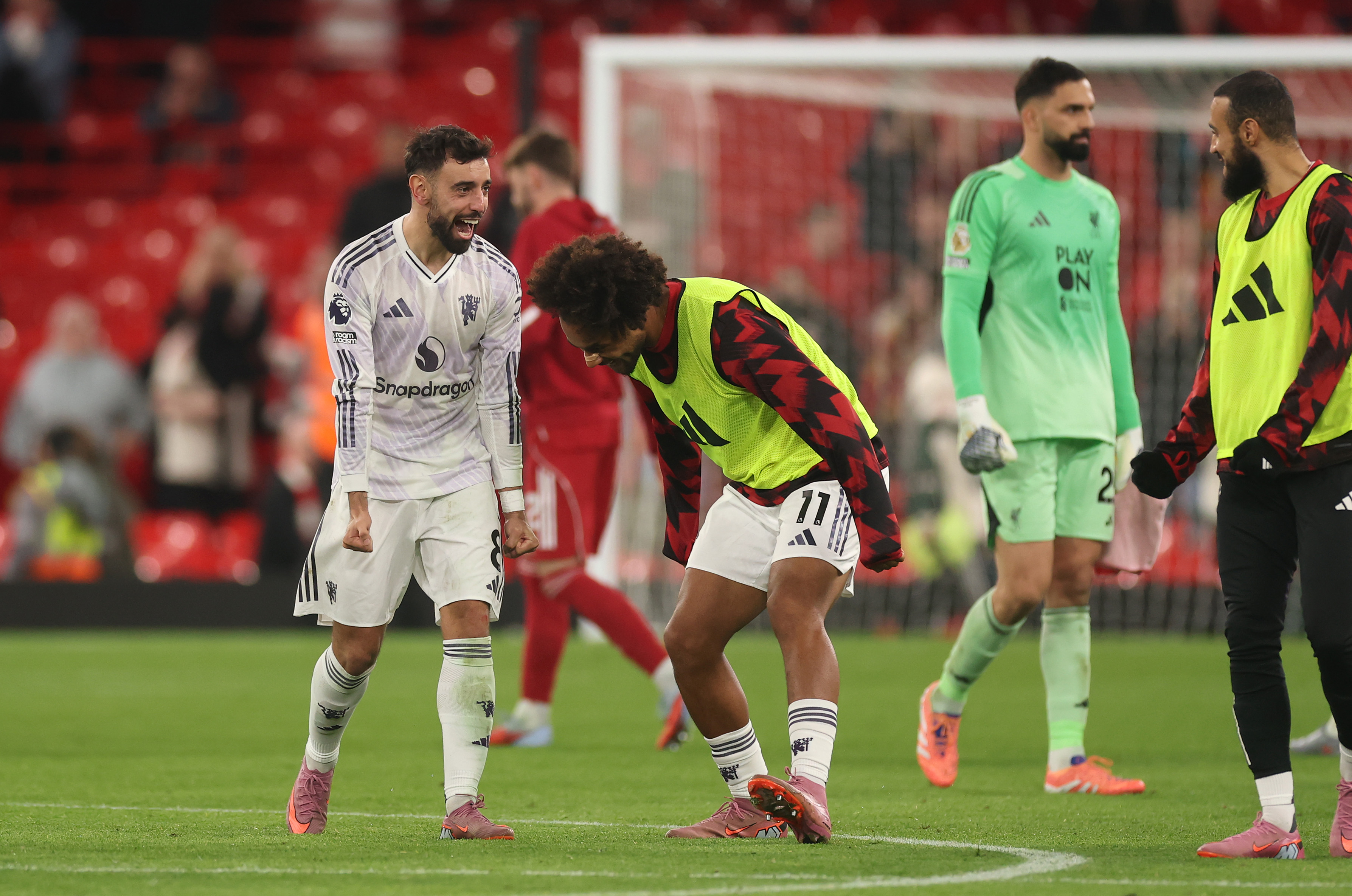 Joshua Zirkzee celebrating with Bruno Fernandes