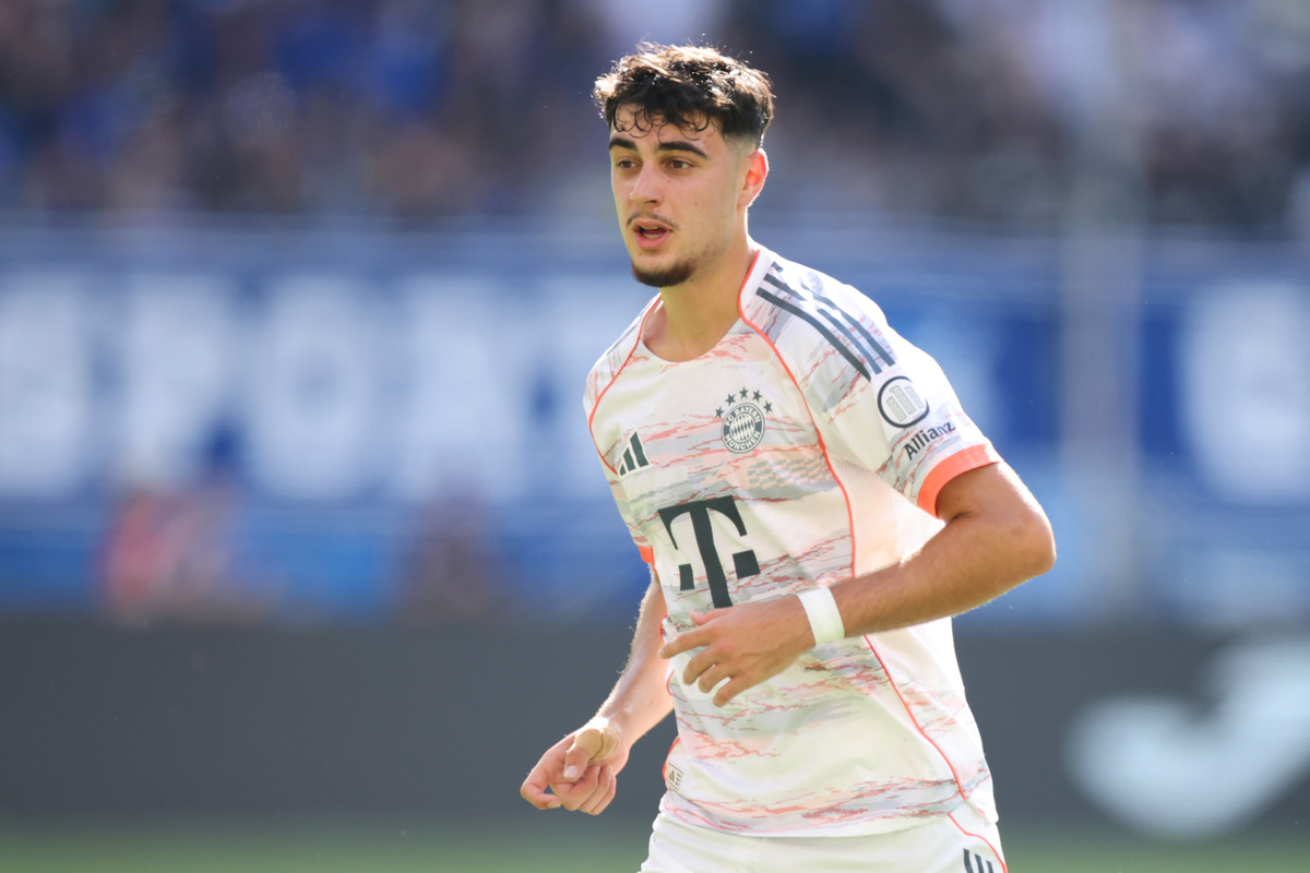 Aleksandar Pavlovic in action for Man Utd