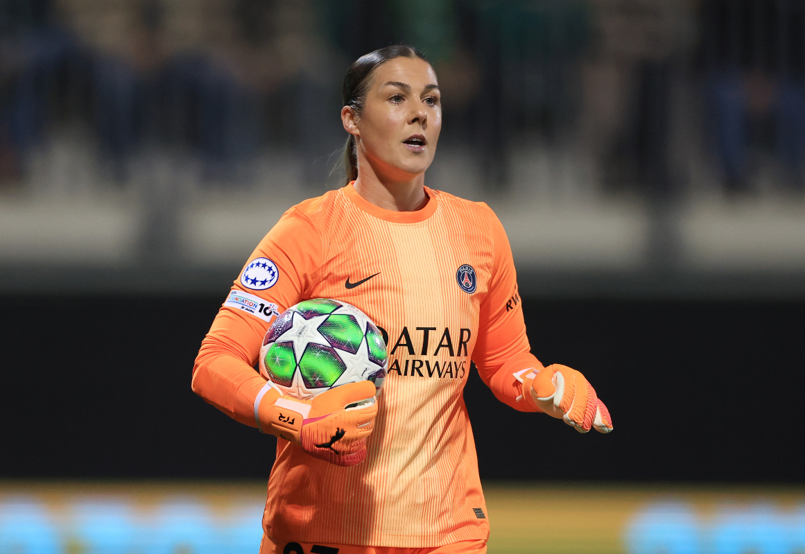 Mary Earps beraksi untuk Paris Saint-German.