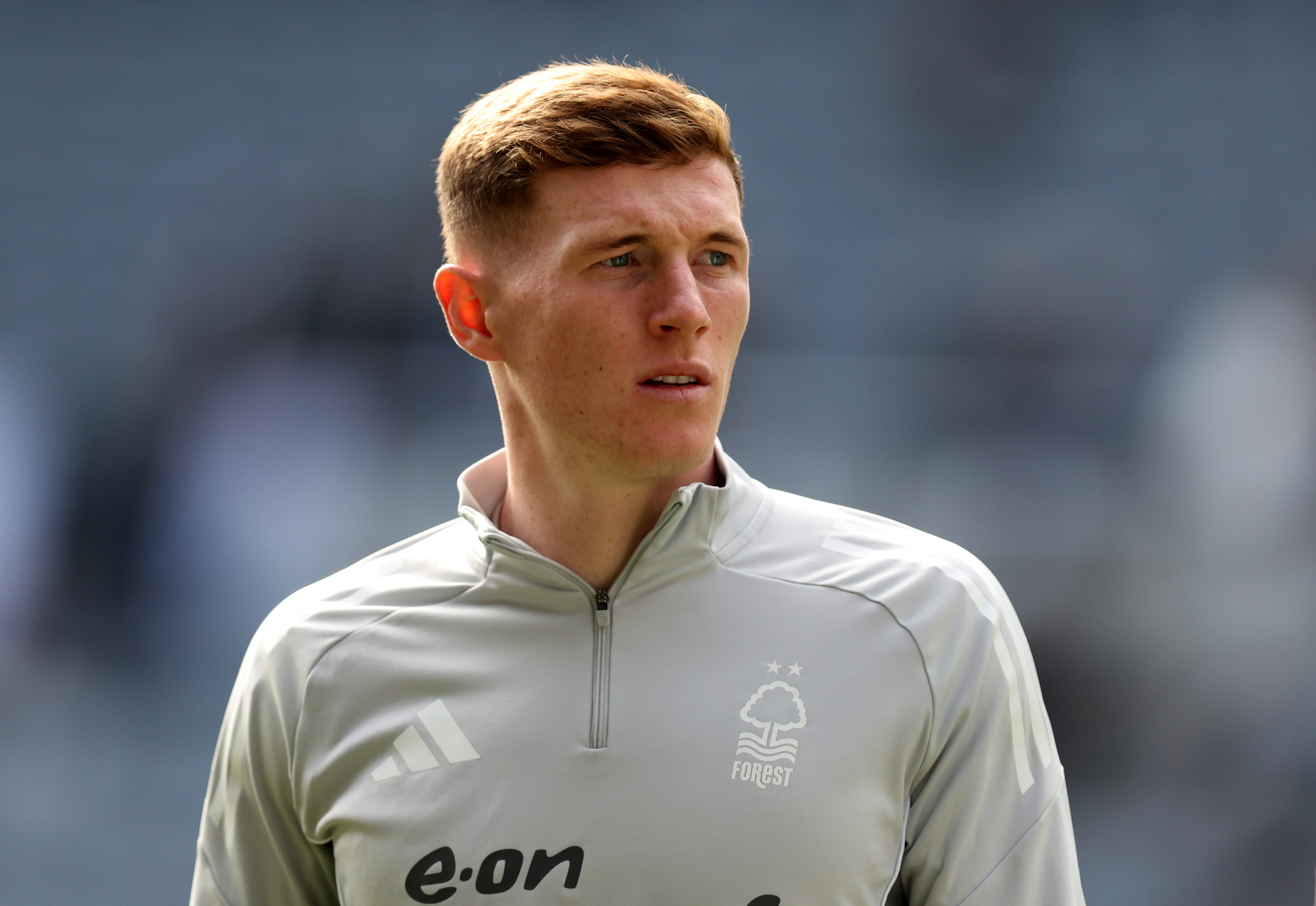 Elliot Anderson warms up ahead of Newcastle vs Forest.