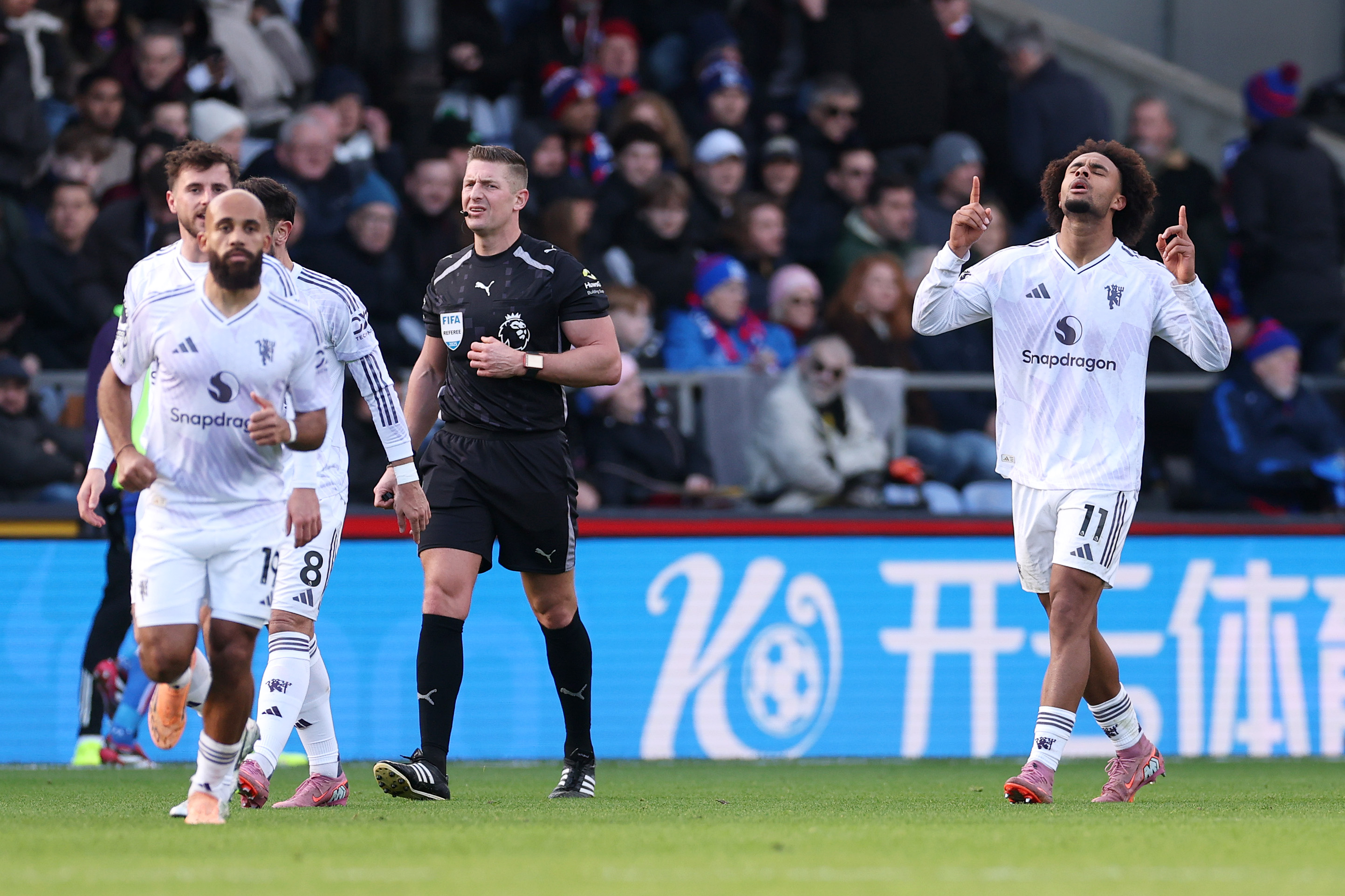 Joshua Zirkzee points to the sky in celebration after scoring vs Crystal Palace.