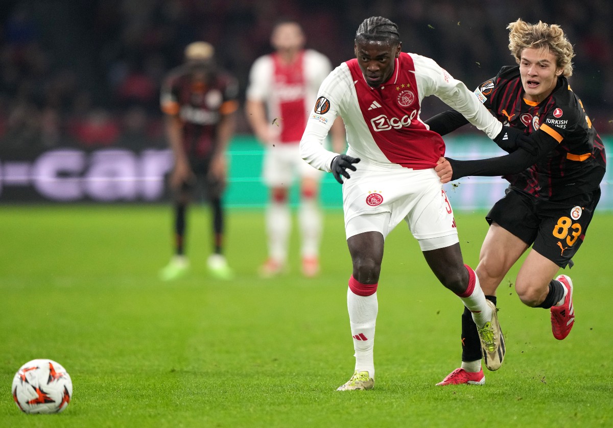 Jorthy Mokio in action for Ajax 