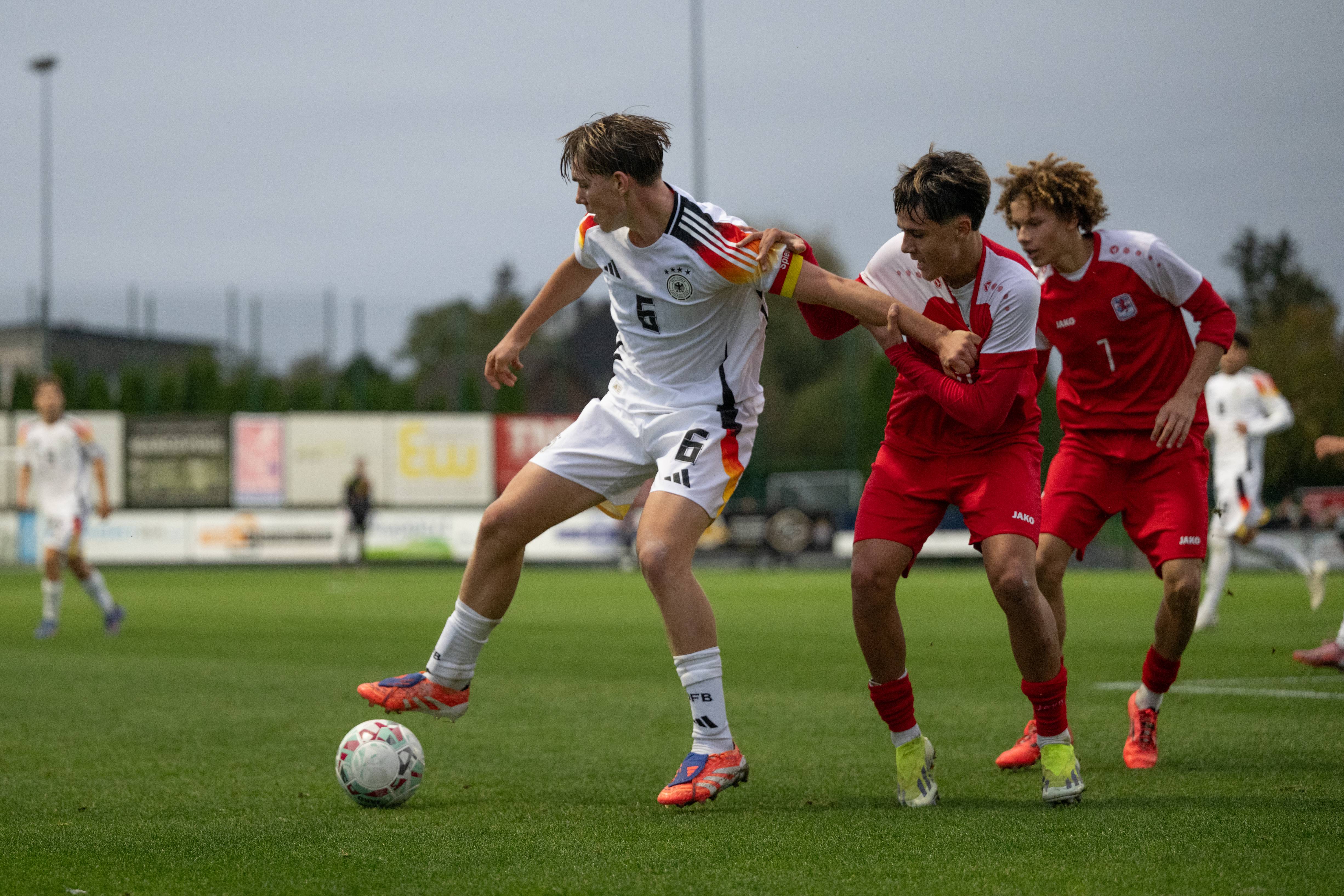Kennet Eichhorn de Alemania U17 desafía a Jo Pimenta de Luxemburgo U17
