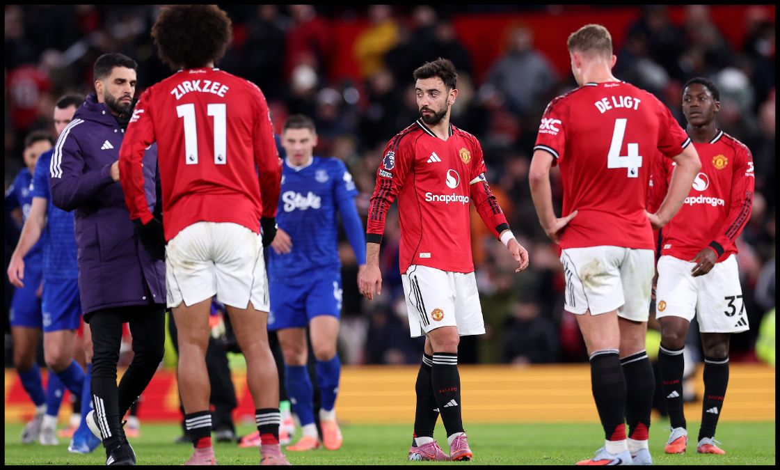 Man United players looking dejected following their defeat to Everton