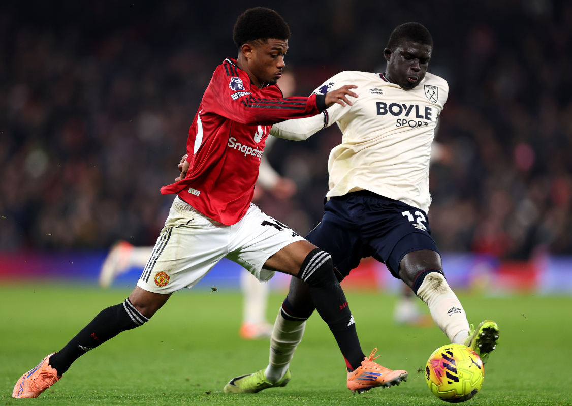 Amad Diallo vies to win the ball.