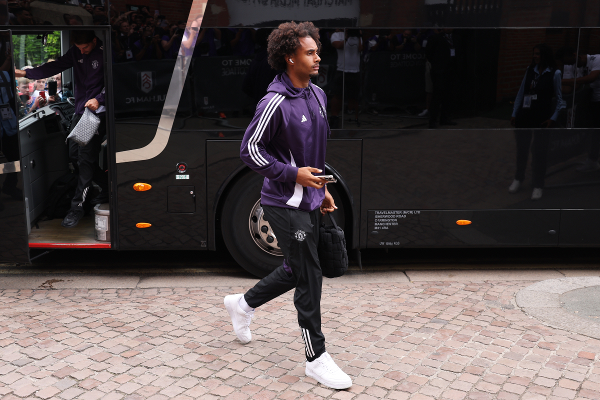 Joshua Zirkzee arrives at Craven Cottage.