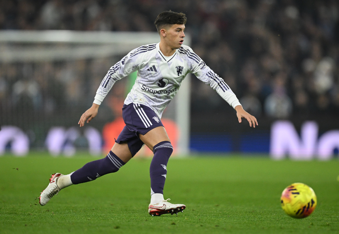 Shea Lacey runs with the ball.