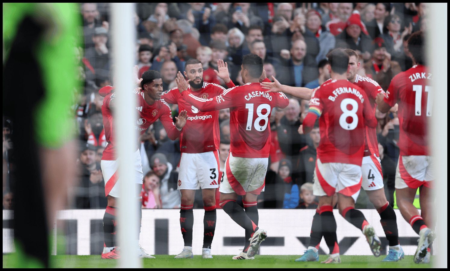 Man United players celebrate Marcus Rashford’s goal.