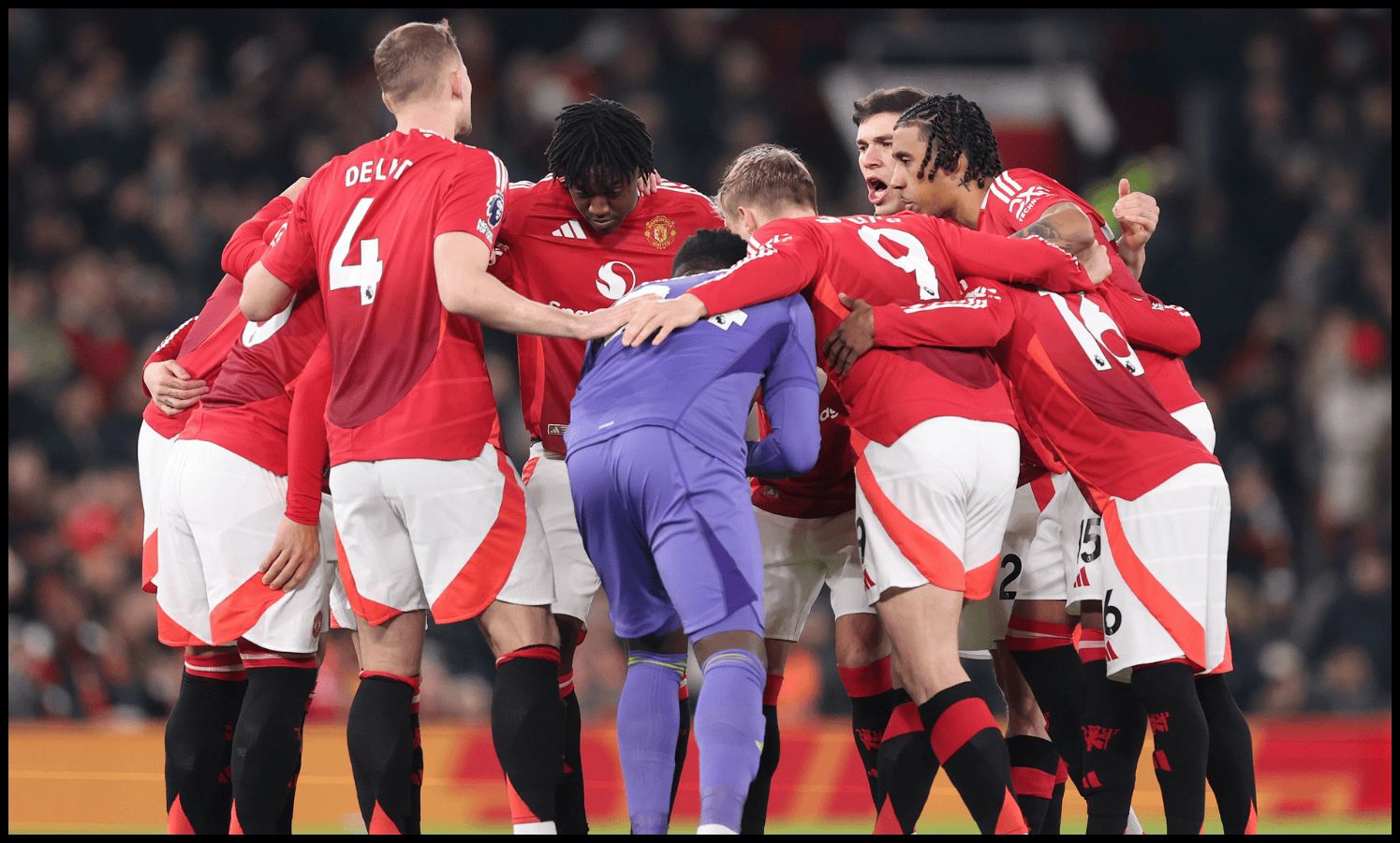 MANCHESTER, ENGLAND - JANUARY 16: Manchester United players huddle prior to the Premier League match between Manchester United FC and Southampton FC at Old Trafford on January 16, 2025 in Manchester, England