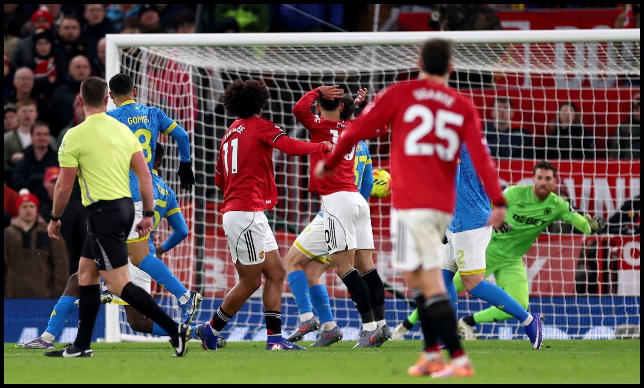 Joshua Zirkzee scoring against Wolves