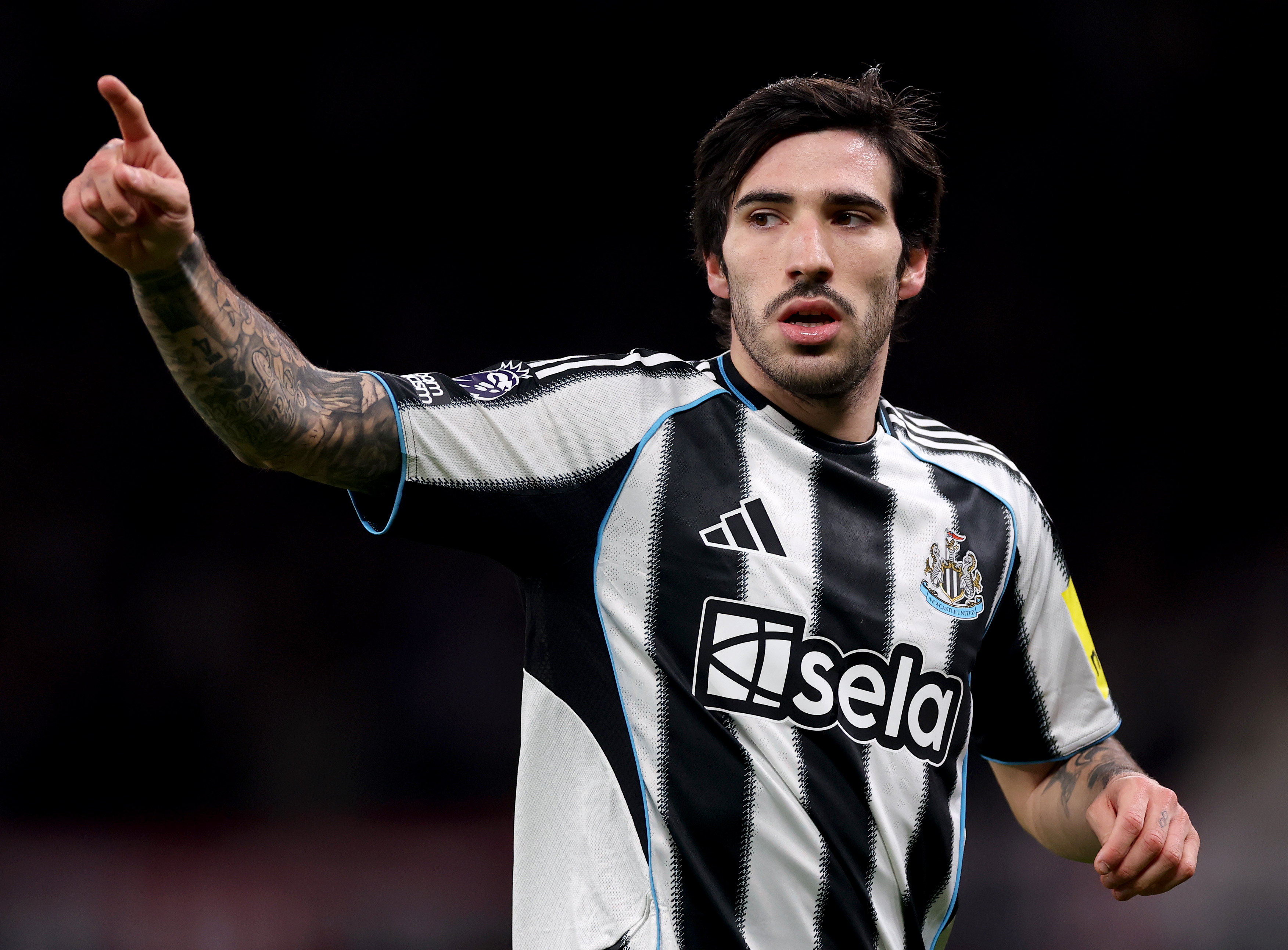 Sandro Tonali gestures while in action for Newcastle vs Man United.