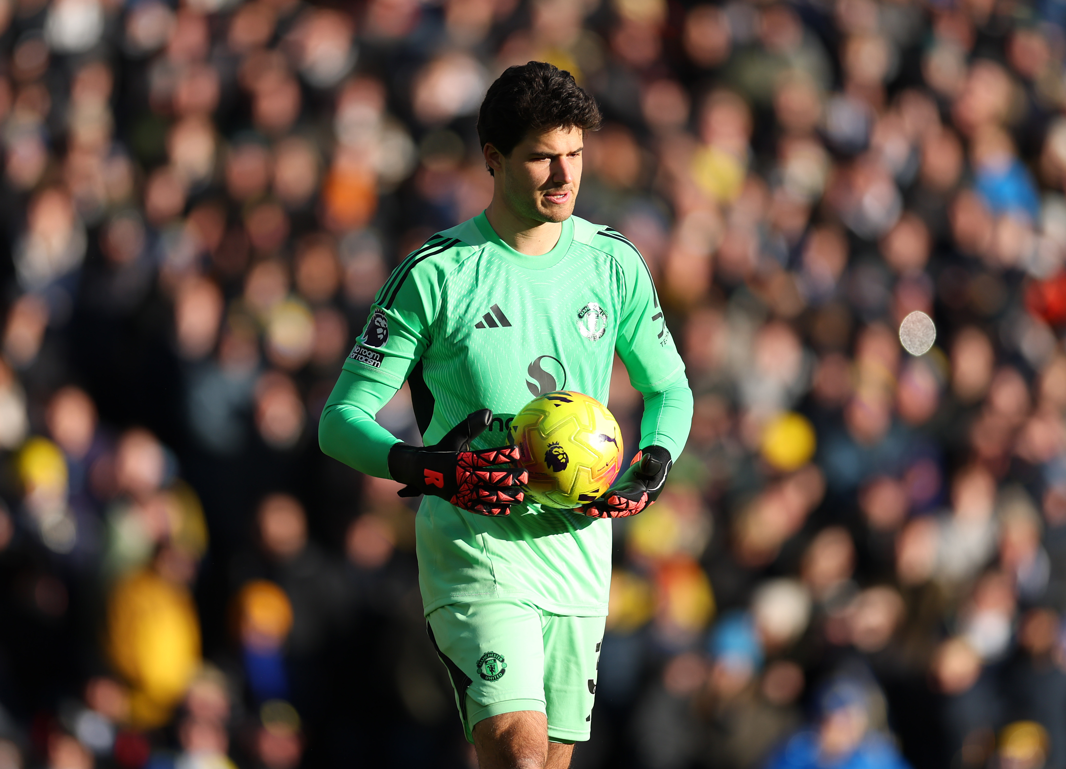 Senne Lammens holds the ball while in action for Man United vs Leeds.