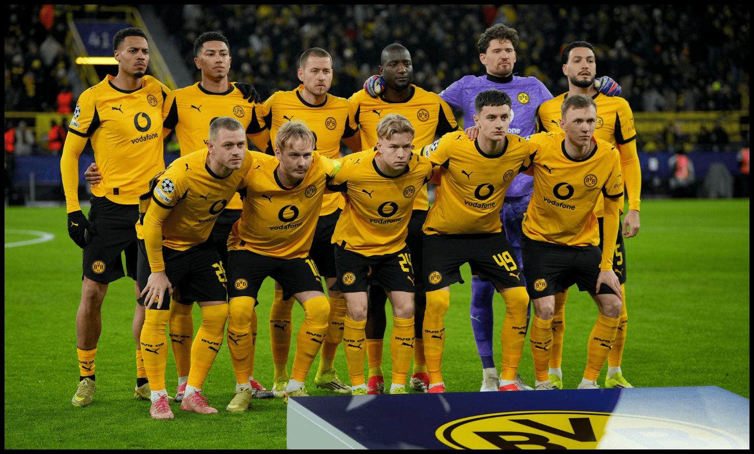 Borussia Dortmund players pose for a group picture before kick-off.