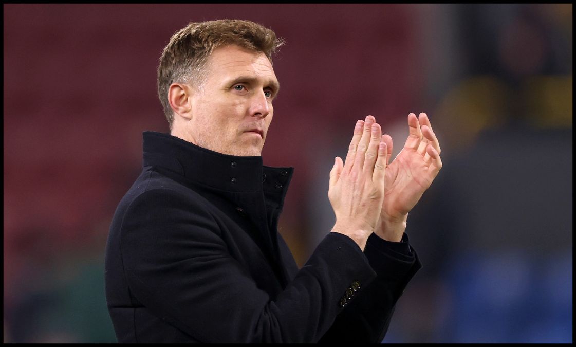 Darren Fletcher applauding Man Utd fans