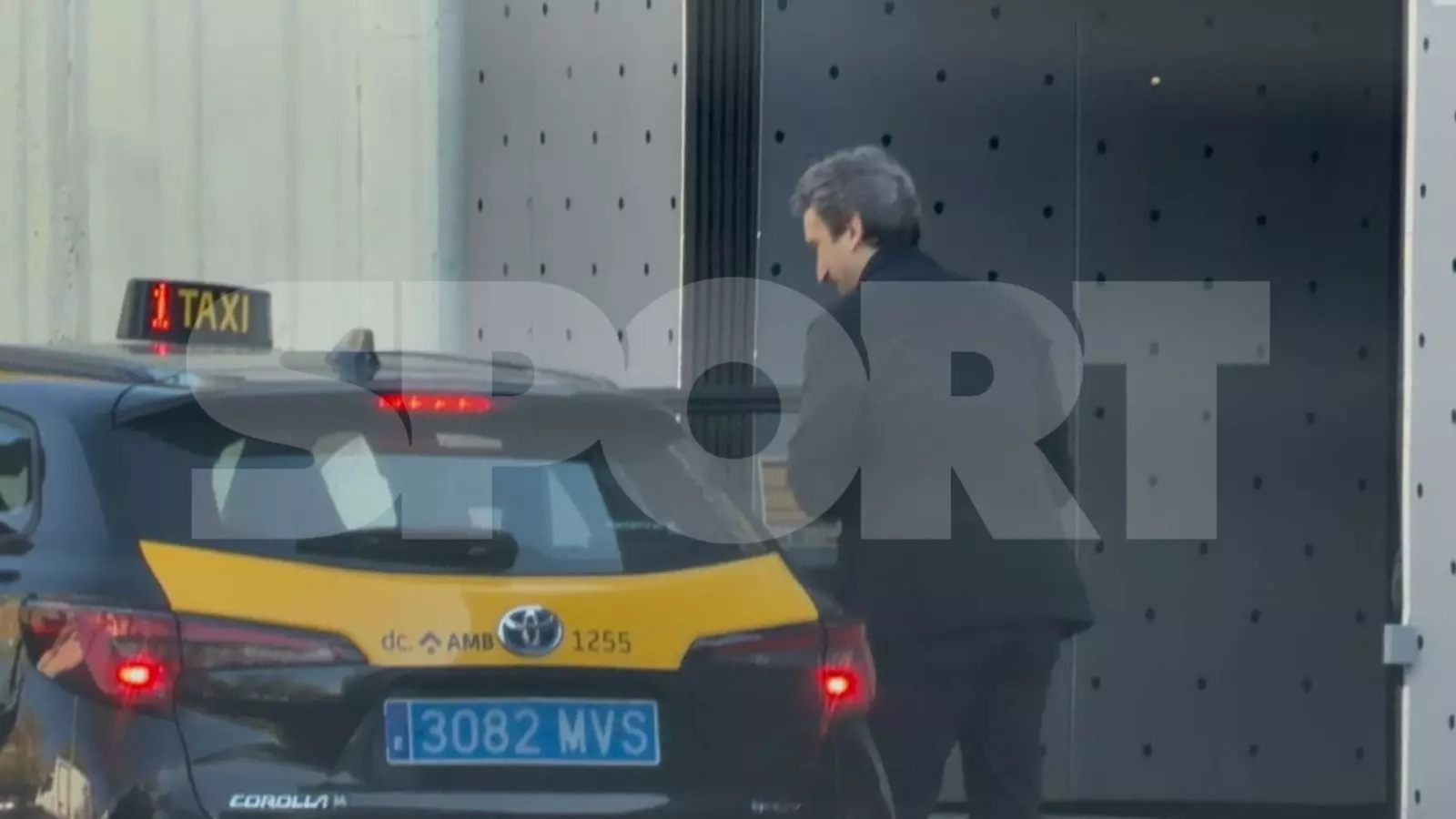 Rashford's agents arriving at Barcelona's HQ