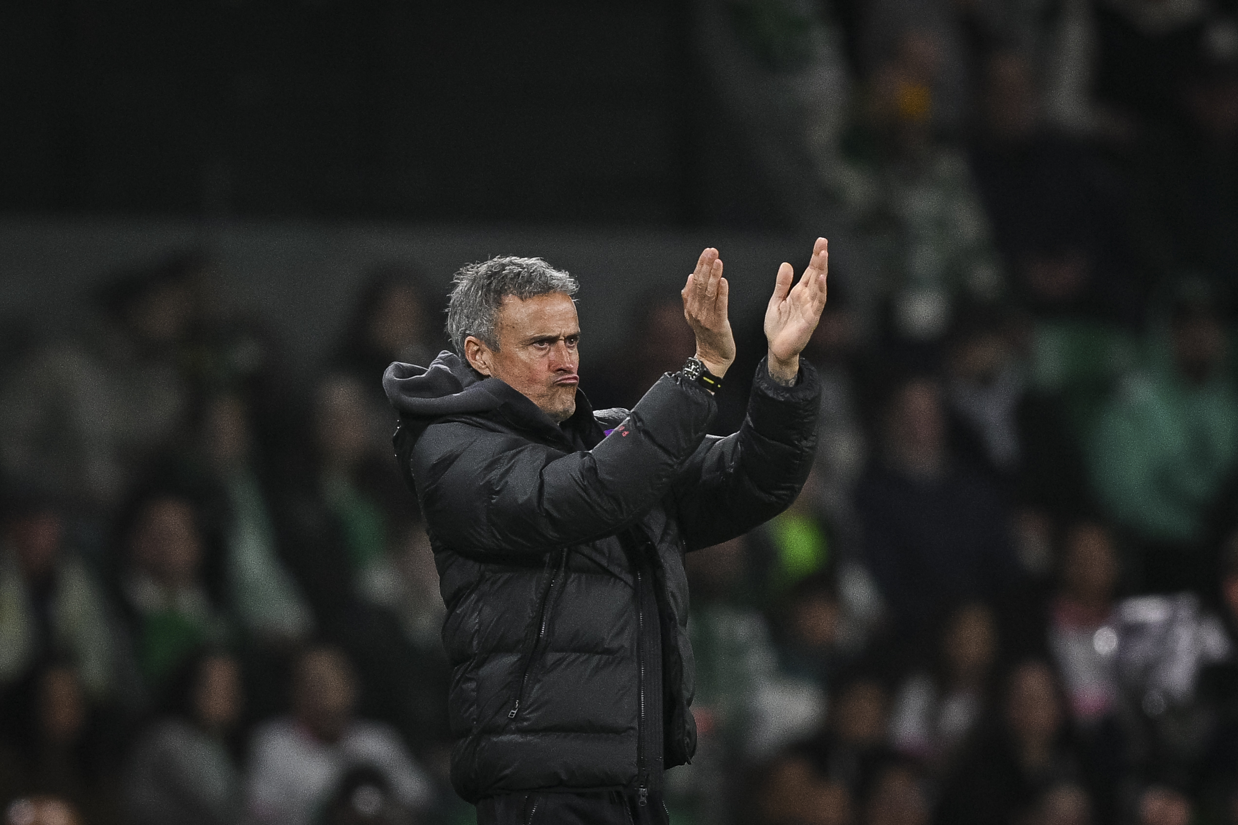 Luis Enrique applauding his players
