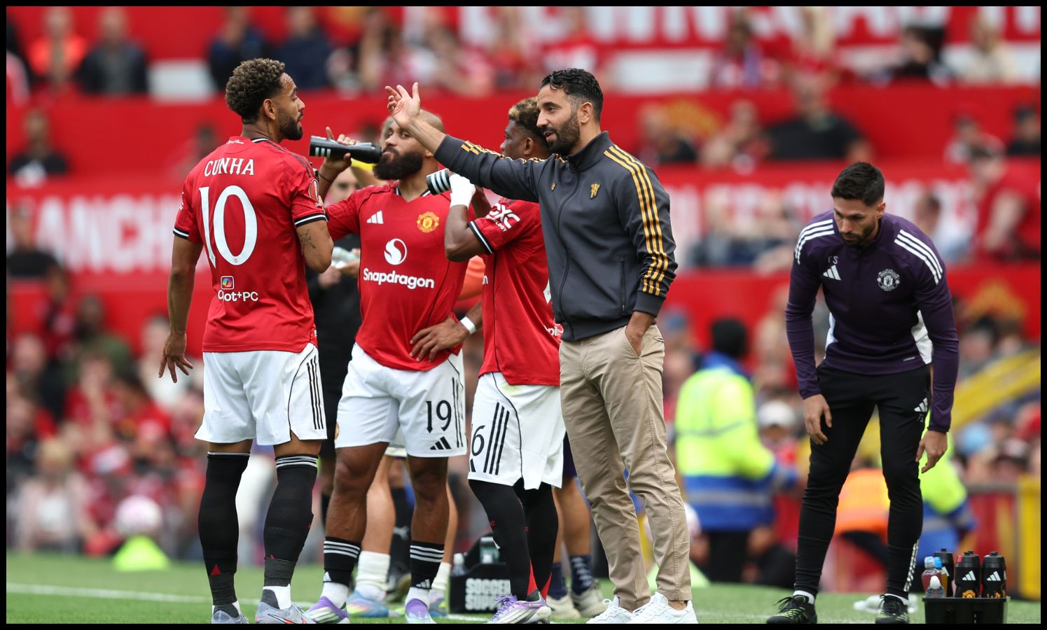 Ruben Amorim talking with Matheus Cunha during the friendly against Fiorentina