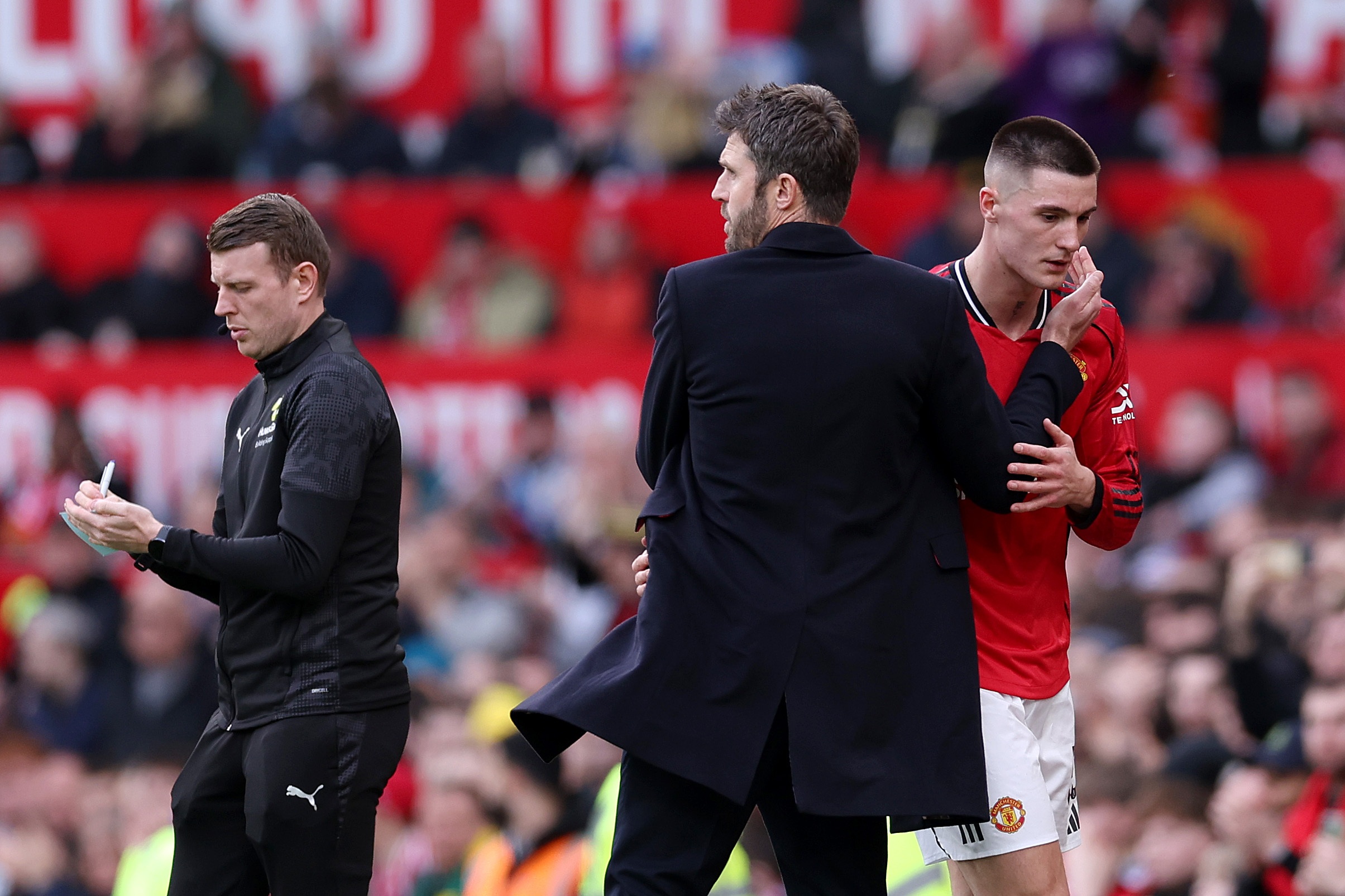 Benjamin Sesko embraces Manchester United manager Michael Carrick.