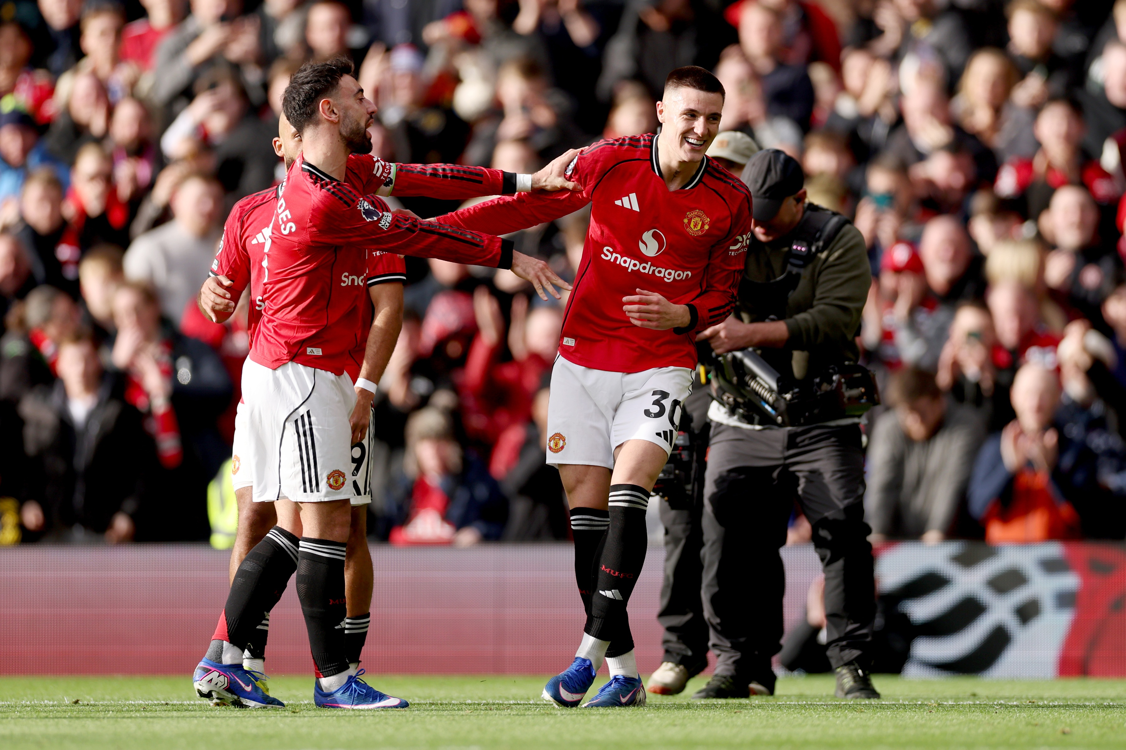Benjamin Sesko celebrates with Bruno Fernandes during Manchester United game.