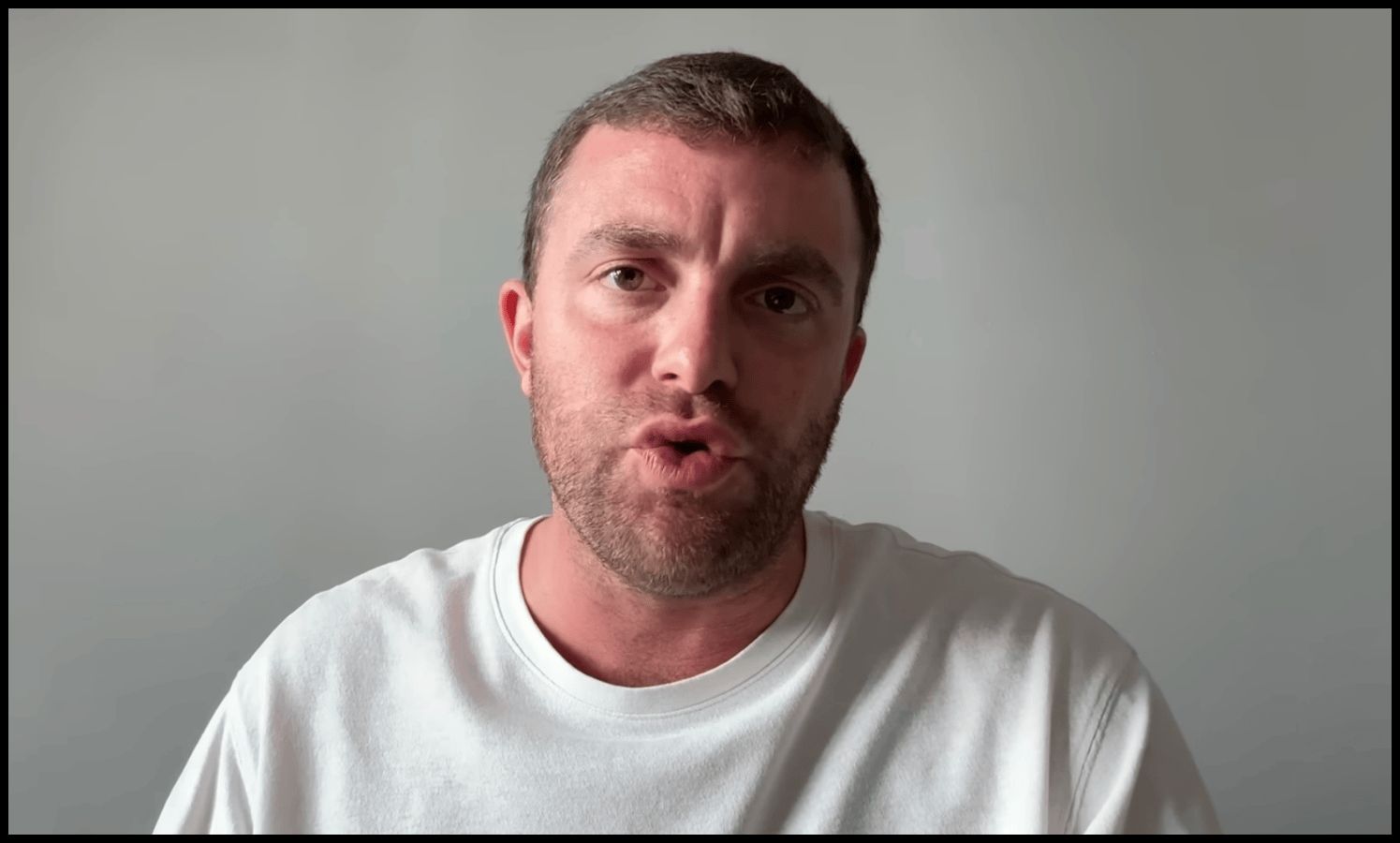 Fabrizio Romano talks about transfers on YouTube.